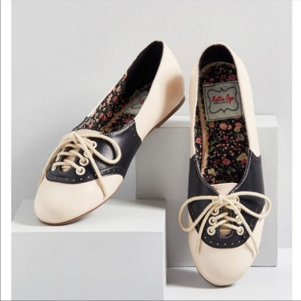 ModCloth Study Buddies Oxford Flat in Black &Cream